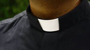 Justicia española absuelve a sacerdote acusado de abusos sexuales en Granada
