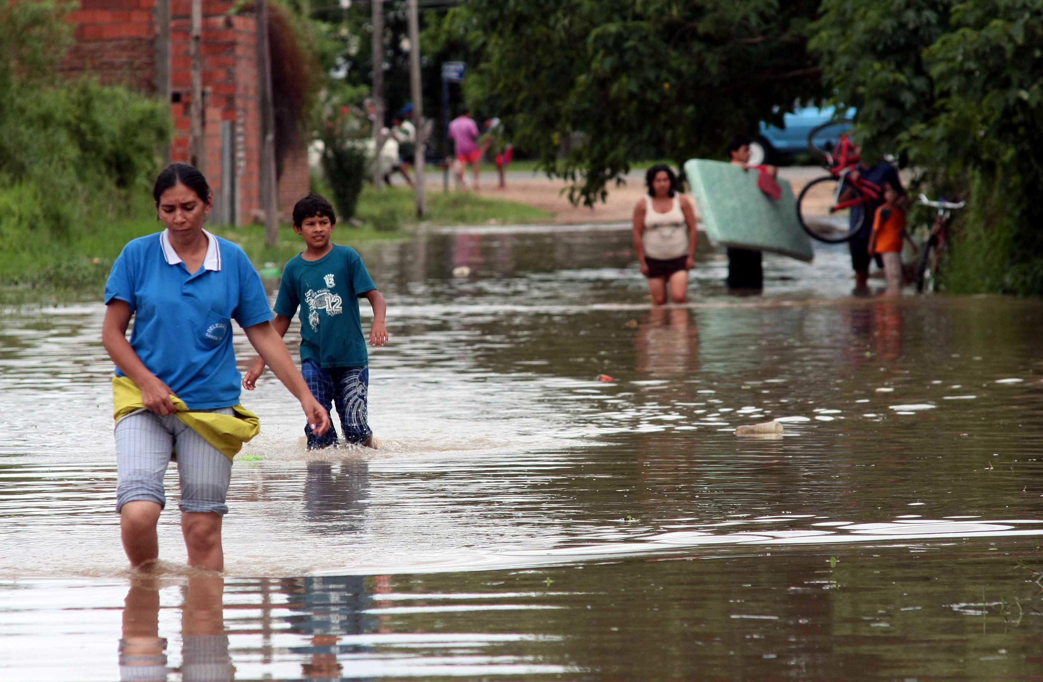Más de 7.000 evacuados en Argentina por las inundaciones tras un fuerte