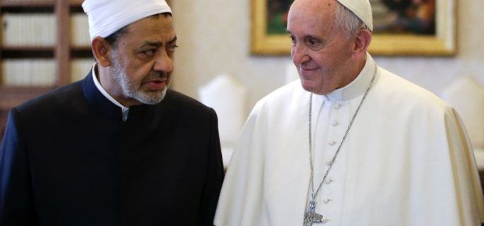El papa Francisco y el lider musulman Ahmed al-Tayeb se reconcilian