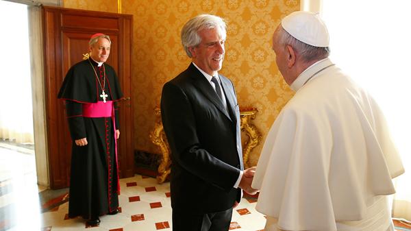 El papa Francisco se reúne con John Kerry y da un mensaje clave al presidente de Uruguay