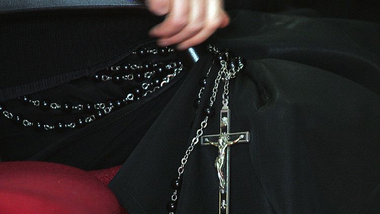 Acusan a un sacerdote italiano de dirigir orgías y prostitución entre sus parroquianos