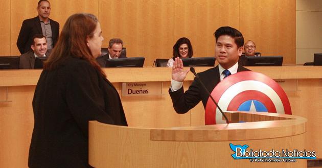 Concejal prefirió usar el escudo del Capitán América en vez de La Biblia en su juramentación