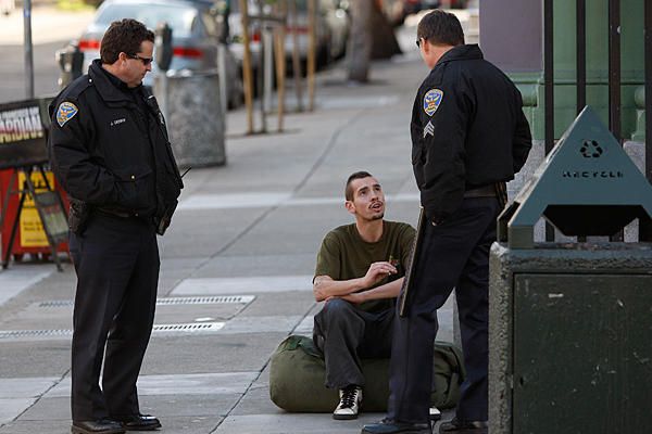 Es ilegal ayudar a los mendigos en CANADA?