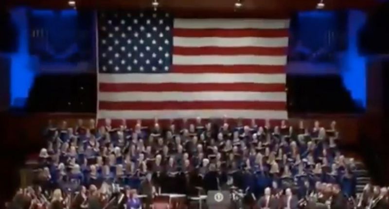 Coro de iglesia bautista interpreta canción con el lema del presidente Trump "Hacer a América Grande de nuevo"