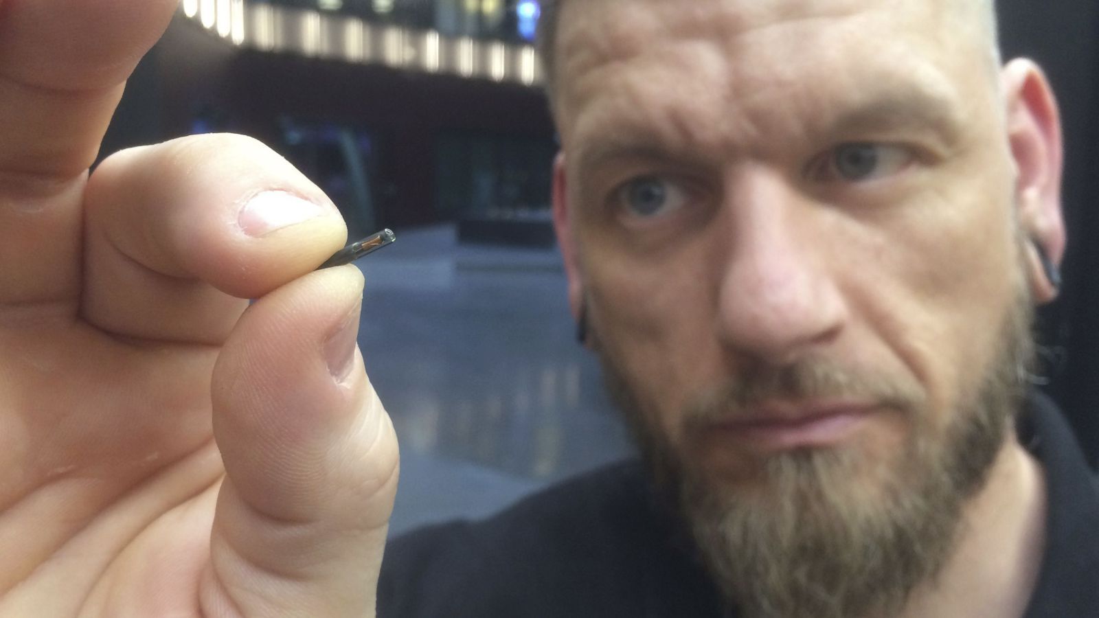 Una empresa que implanta microchips en sus empleados dice que no es para rastrearlos