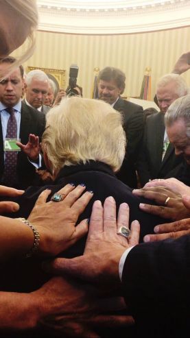 Foto de Trump orando con líderes evangélicos durante una reunión en la Casa Blanca es criticada