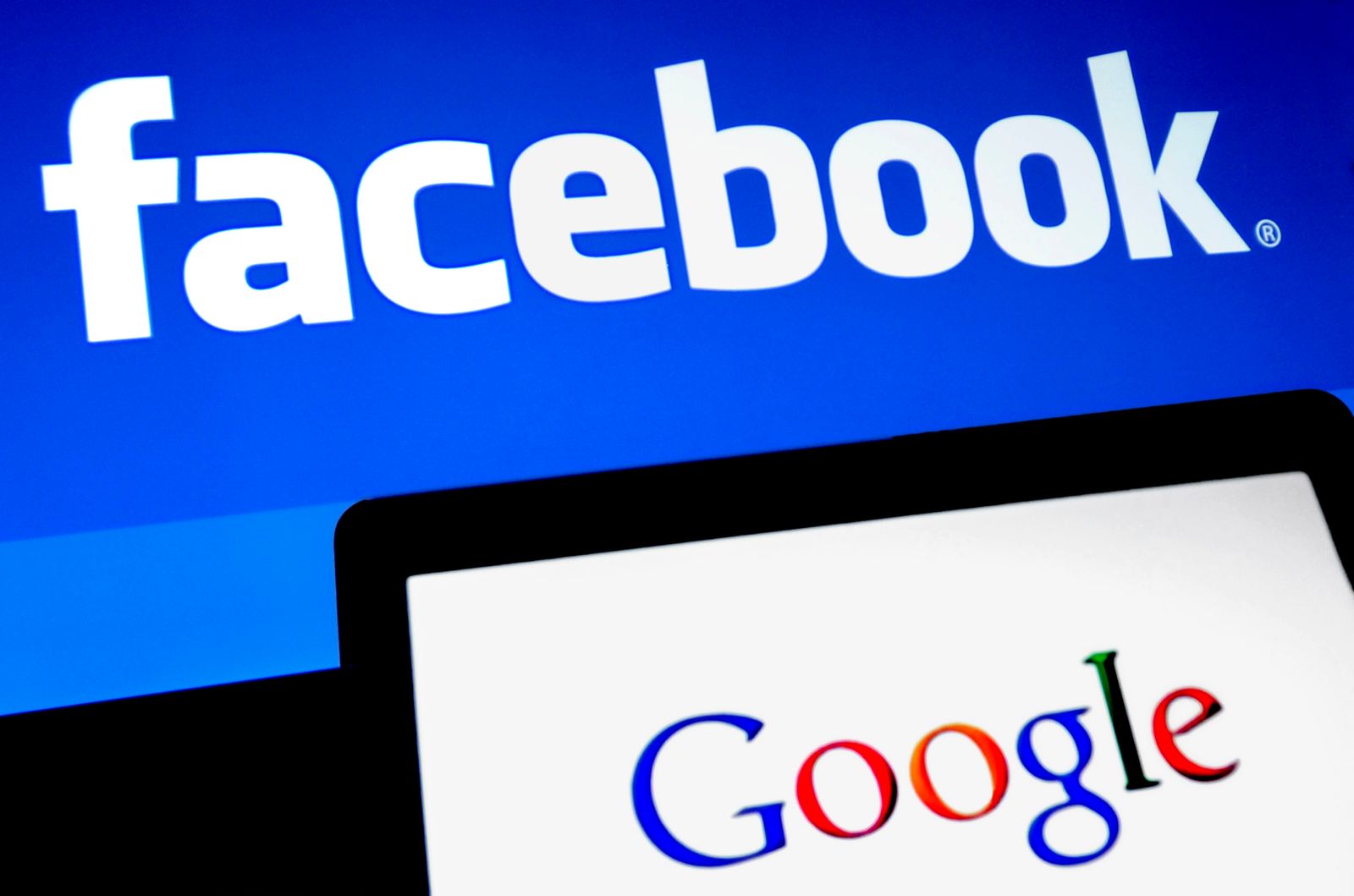 Steve Bannon quiere que Facebook y Google sean regulados como utilidades