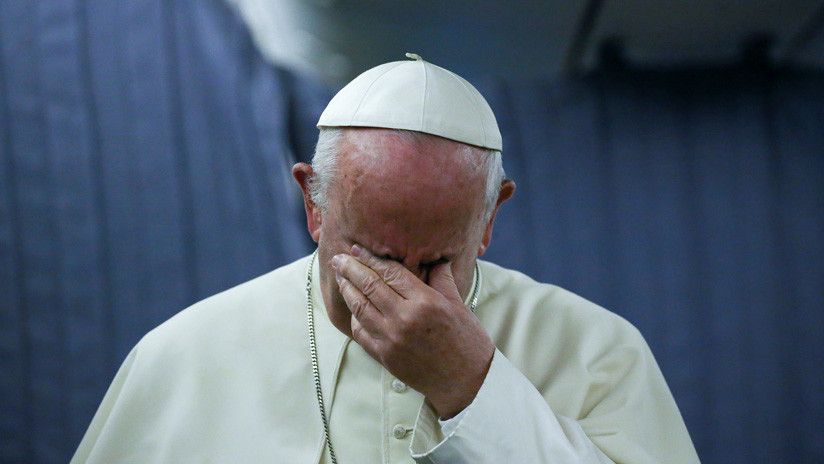 Muestra su verdadera cara: papa Francisco defiende a un obispo acusado de pedofilia