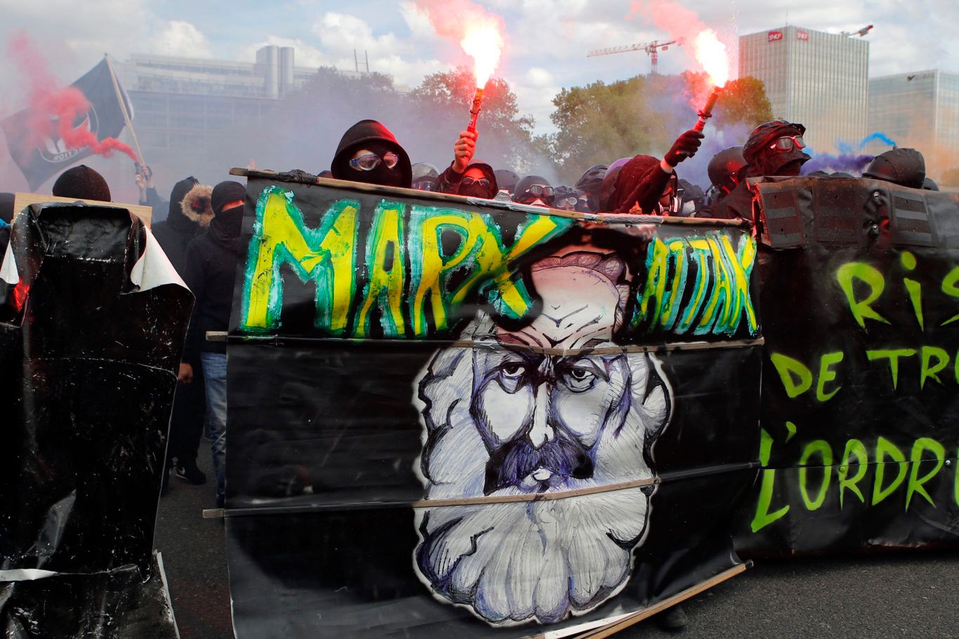 París - una zona de guerra el primero de mayo