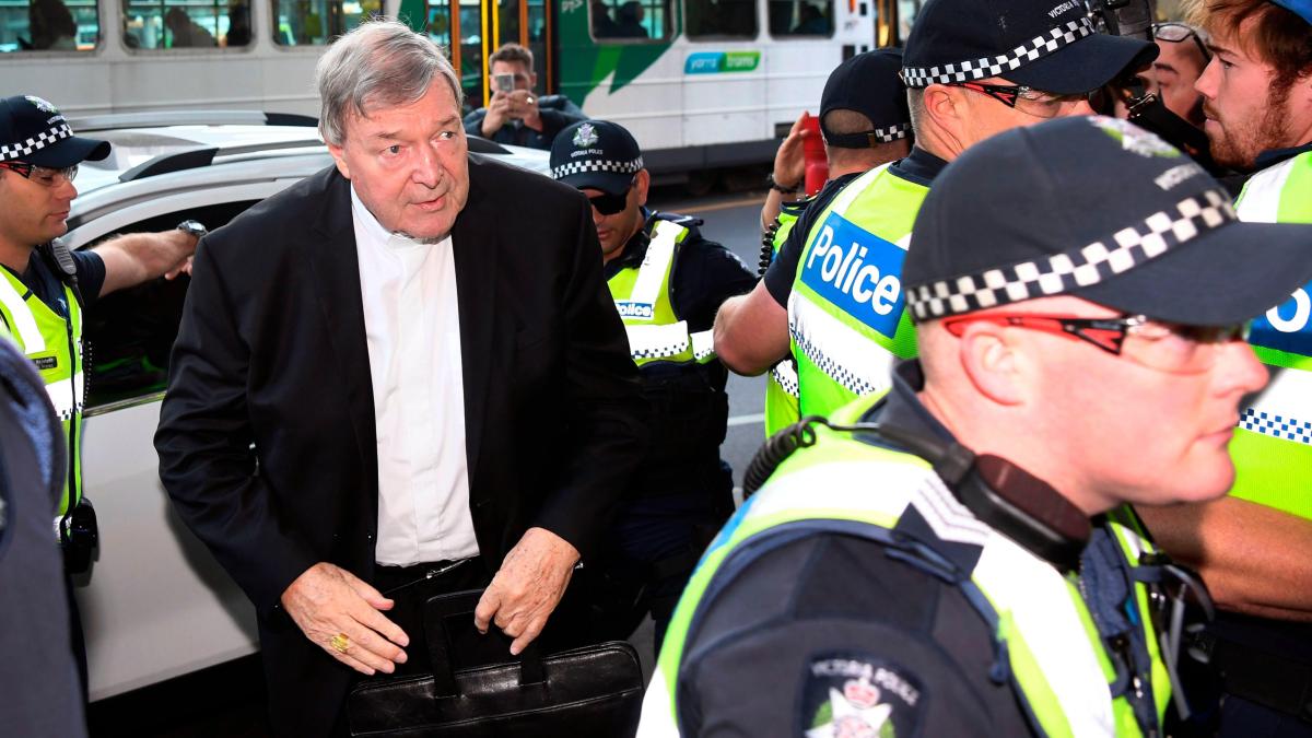 El cardenal George Pell debe enfrentar juicio por abuso sexual