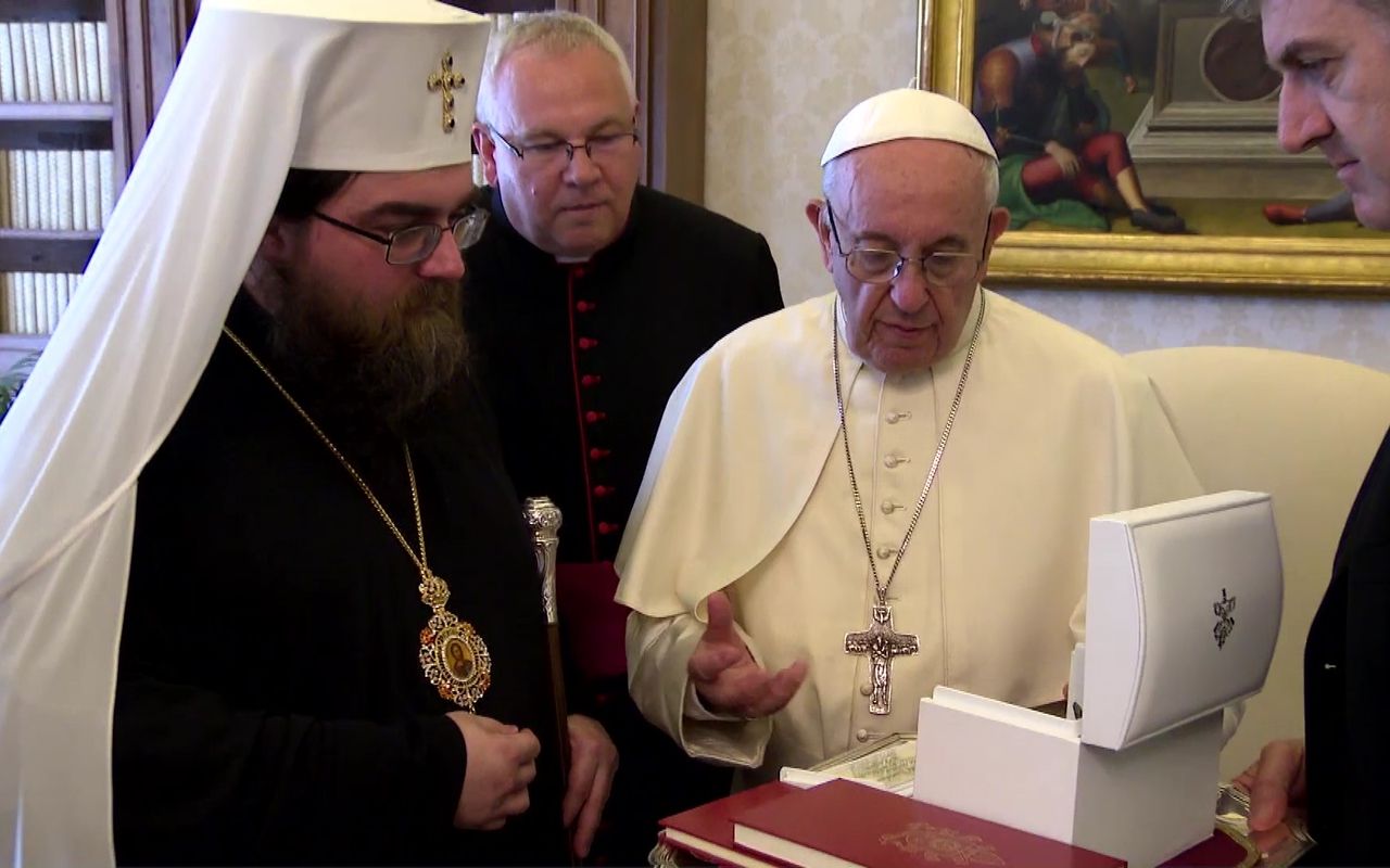 El papa se reúne por primera vez con el jefe de la Iglesia Ortodoxa en Chequia y Eslovaquia
