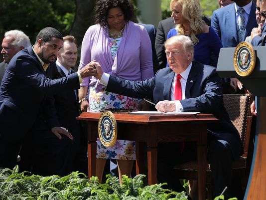 Nueva orden ejecutiva de Trump fomenta la asociación entre la iglesia y el estado