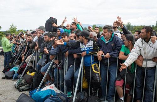 El papa dice que occidente "tiene la responsabilidad moral" de dejar entrar a más migrantes