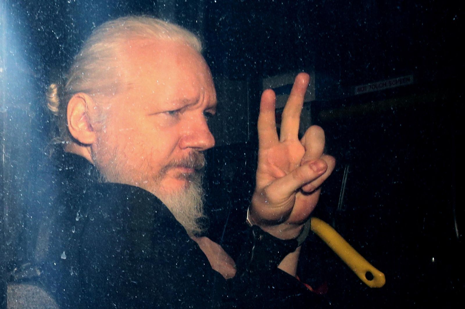 La policía arresta a Julian Assange en la embajada ecuatoriana en Londres
