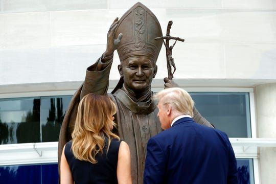 Adoptando temas religiosos, Trump visita el "santuario" de Juan Pablo II