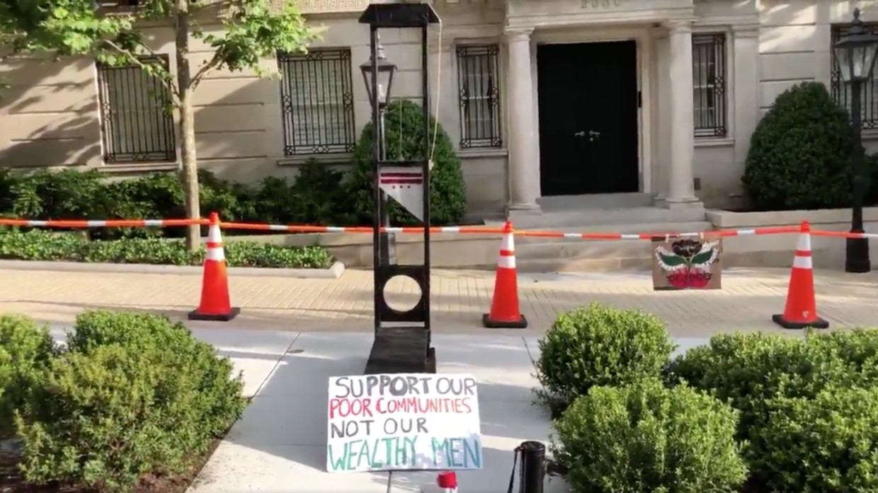 Manifestantes construyen guillotina frente a la casa de Jeff Bezos