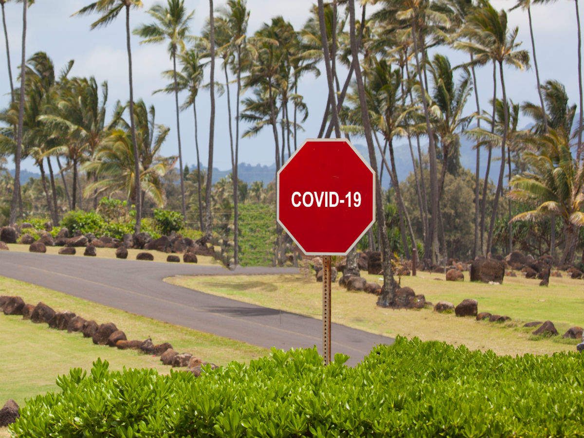 Pareja arrestada por volar a Hawái a pesar de pruebas positivas de COVID