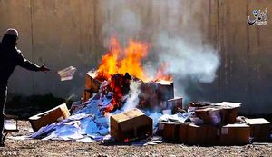 Estado Islámico quema cientos de Biblias