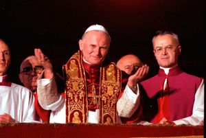 Juan Pablo II mantuvo una “intensa relación” con mujer atractiva