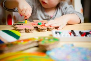 Pequeña de 4 años es expulsada de preescolar en EE.UU. por no leer libro gay