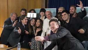 El Papa se reúne con  estrellas youtubers para "mejorar el mundo con los vídeos"