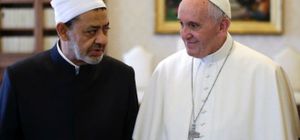 El papa Francisco y el lider musulman Ahmed al-Tayeb se reconcilian