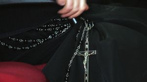 Acusan a un sacerdote italiano de dirigir orgías y prostitución entre sus parroquianos