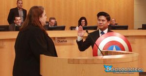 Concejal prefirió usar el escudo del Capitán América en vez de La Biblia en su juramentación