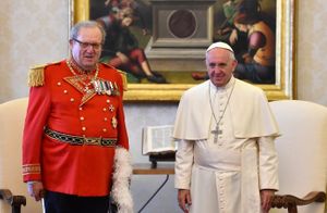 El papa Francisco decapita a los Caballeros de Malta