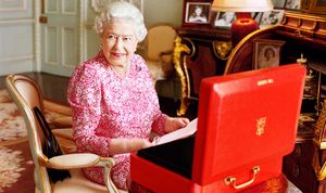 La Reina Isabel II de Gran Bretaña firma la salida "Brexit" de la UE