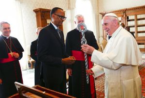 El papa Francisco recibe al presidente de Ruanda y dice lamentar el genocidio