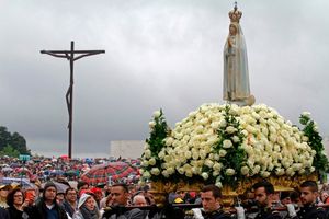 El papa llegó a Portugal por los 100 años de las apariciones de la Virgen de Fátima