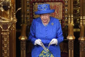 Reina Isabel vuelve a la luz pública y confirma el Acuerdo Climático de París
