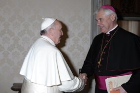 Detrás de su dulce sonrisa - el papa Francisco flexiona su músculo