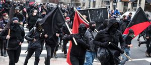 Movimiento ANTIFA amenaza con armar una GUERRA CIVIL en los EEUU en Noviembre