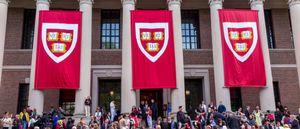 La Universidad de Harvard elimina la mención de los "puritanos" de su Alma Mater