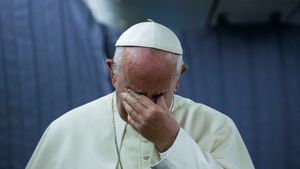 Muestra su verdadera cara: papa Francisco defiende a un obispo acusado de pedofilia