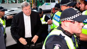 El cardenal George Pell debe enfrentar juicio por abuso sexual