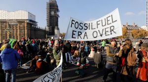 Activistas por el cambio climático cierran puentes en Londres