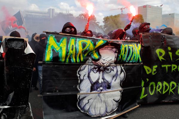 París - una zona de guerra el primero de mayo