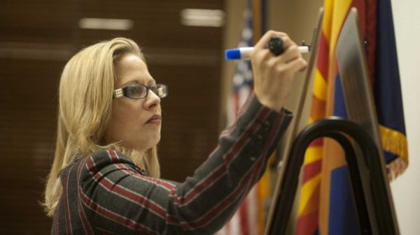 La representante Kyrsten Sinema convocó a brujas para un acto político