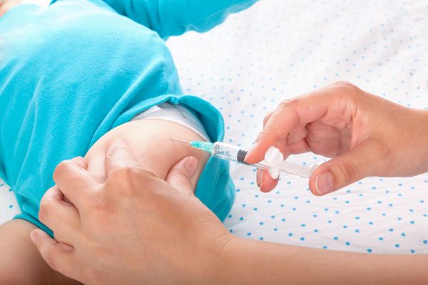 Suicidio de un médico tiene preocupado a los padres de las vacunas de sus hijos