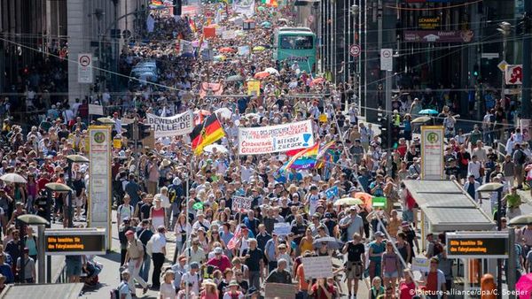 Miles de manifestantes contra el corona en Alemania y Polonia