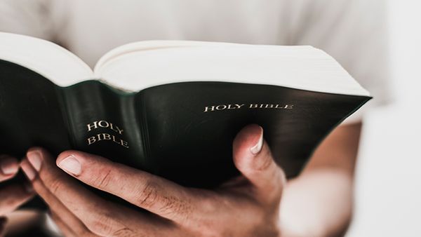 ¿Podría la posesión de la Biblia convertirse en un delito en Escocia?