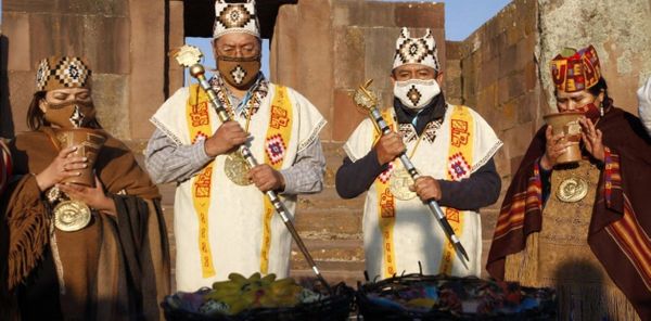 Con una ceremonia pagana, una Bolivia polarizada se prepara para el regreso del partido de Evo Morales al poder